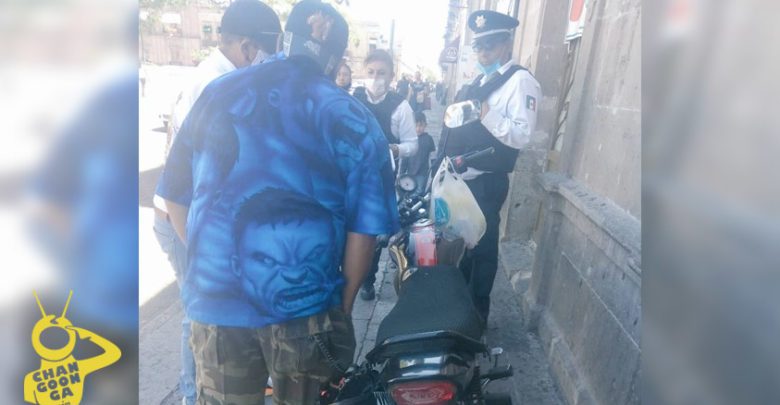 #Morelia Policía Multa A Cuate Que Estacionó Su Moto A Media Banqueta