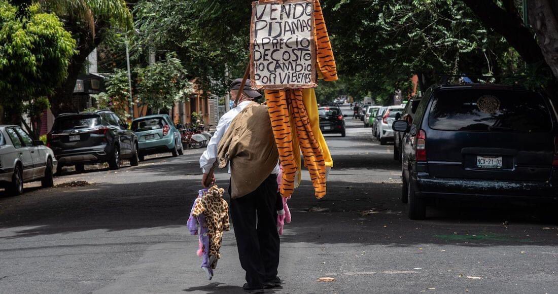 Abuelito Cambia Pijamas A Cambio De Comida En Calles De CDMX