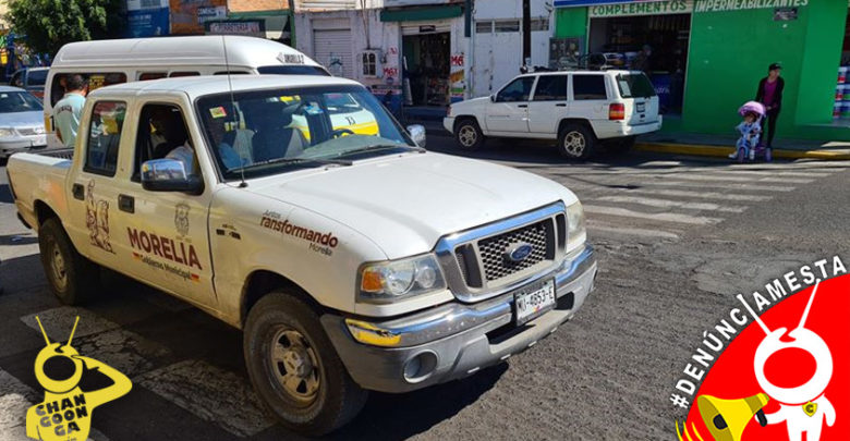 #Denúnciamesta Camioneta del ayuntamiento se estaciona en pleno cruce peatonal