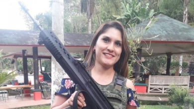 Pasa En México Funcionaria Posa Con Un Arma Exclusiva Del Ejercito