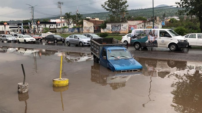 #Morelia Tras Lluvias, Camioneta De Carga Cae En Pozo Sobre La Madero Poniente