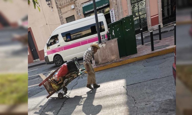 Pese A Covid-19 Abuelito Moreliano Tiene Que Salir A Trabajar