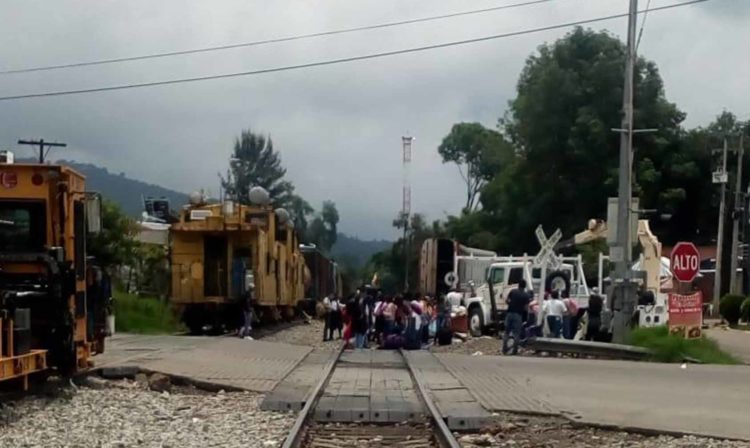 Normalistas Bloquean Vías Del Tren, Exigen Plazas Automáticas