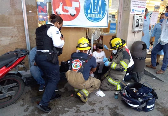 #Morelia Abuelito Destroza Entrada De Farmacia Gdl Al Querer Salir De ...