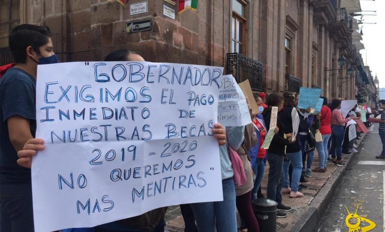 #Morelia Madres De Familia Exigen Becas Frente A Palacio De Gobierno