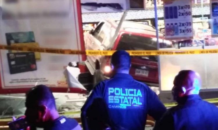 Hombre Estrella Camioneta Al Oxxo Porque Le Negaron La Entrada Por No Traer Cubrebocas