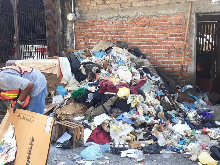 Toneladas de basura en casa del Realito 