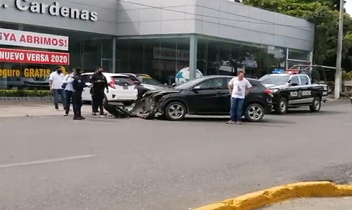 ¡Bye Quincena! Chofer Choca Contra 2 Coches Nuevecitos De Agencia, En Michoacán