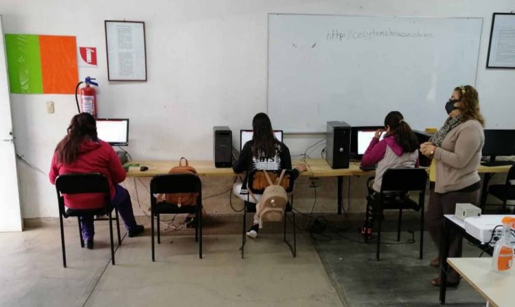 #Michoacán Escuela Ayuda A Estudiantes Con Internet Y Equipo