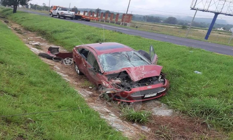 Carro Se Vuelca Y Se Desm*dra En La Morelia-Pátzcuaro