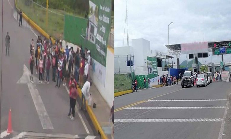 Normalistas Toman Caseta De Cobro En Michoacán