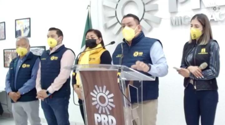 El PRD en Michoacán se pronunció ante las recientes elecciones en Cohahuila e Hidalgo donde el PRI arrebató el triunfo a MORENA, Víctor Manuel Manríquez, líder del sol azteca, aseveró que lo que se vivió es un claro ejemplo que las encuestas no determinar quién ganará el proceso electoral, aunque vaya arriba en las mediciones, solamente la votación en las urnas determinará al ganador.