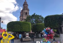 Morelianos y visitantes pasean este domingo en el Centro Histórico, la mayoría acata las medidas sanitarias para evitar el COVID-19, el uso de cubrebocas y la sana distancia prevalece en los espacios públicos.
