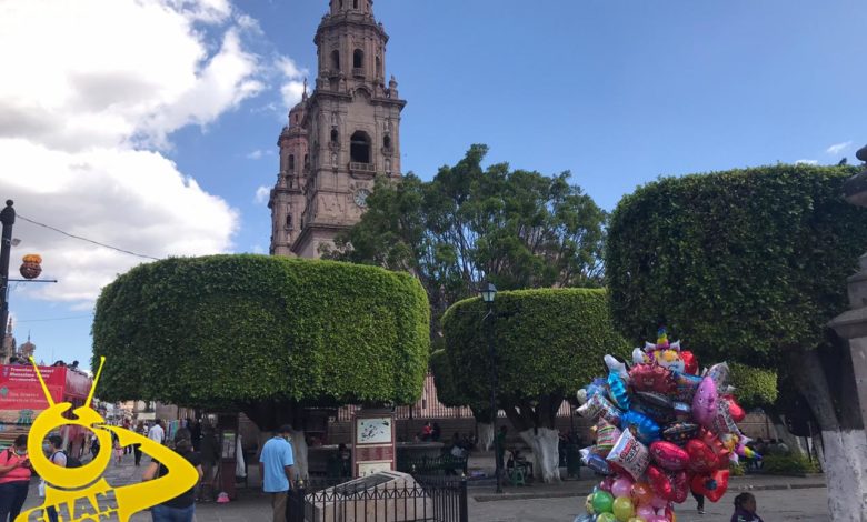 Morelianos y visitantes pasean este domingo en el Centro Histórico, la mayoría acata las medidas sanitarias para evitar el COVID-19, el uso de cubrebocas y la sana distancia prevalece en los espacios públicos.