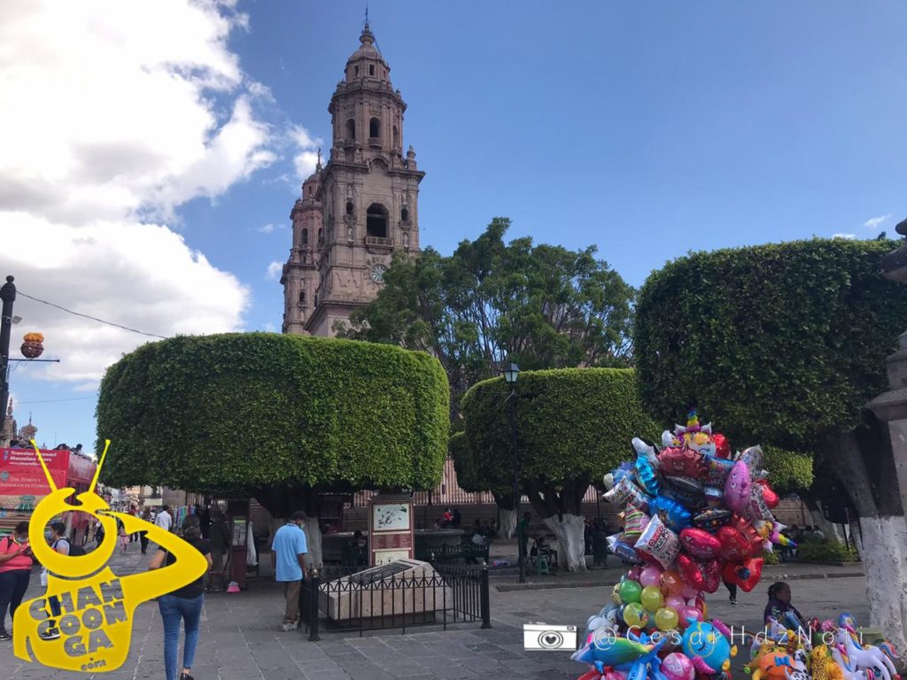 Morelianos y visitantes pasean este domingo en el Centro Histórico, la mayoría acata las medidas sanitarias para evitar el COVID-19, el uso de cubrebocas y la sana distancia prevalece en los espacios públicos.