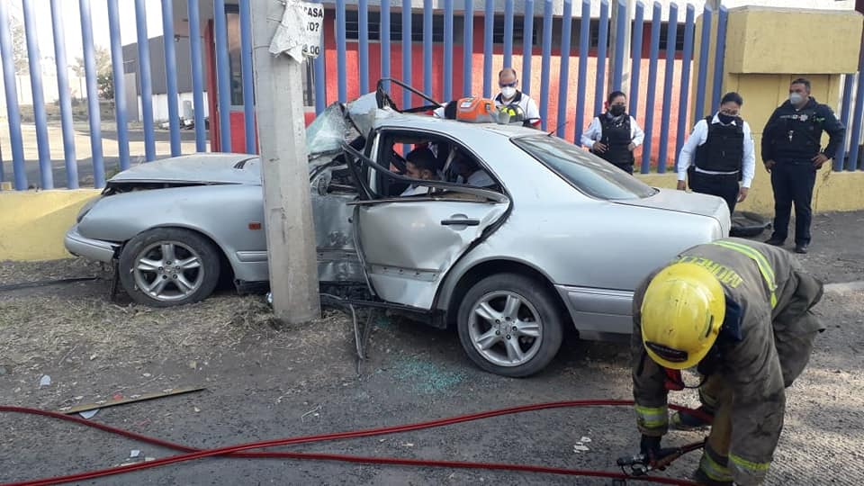 #Morelia Chavo Desm*dra Su Mercedes Benz Al Chocar Vs Poste; Logra ...