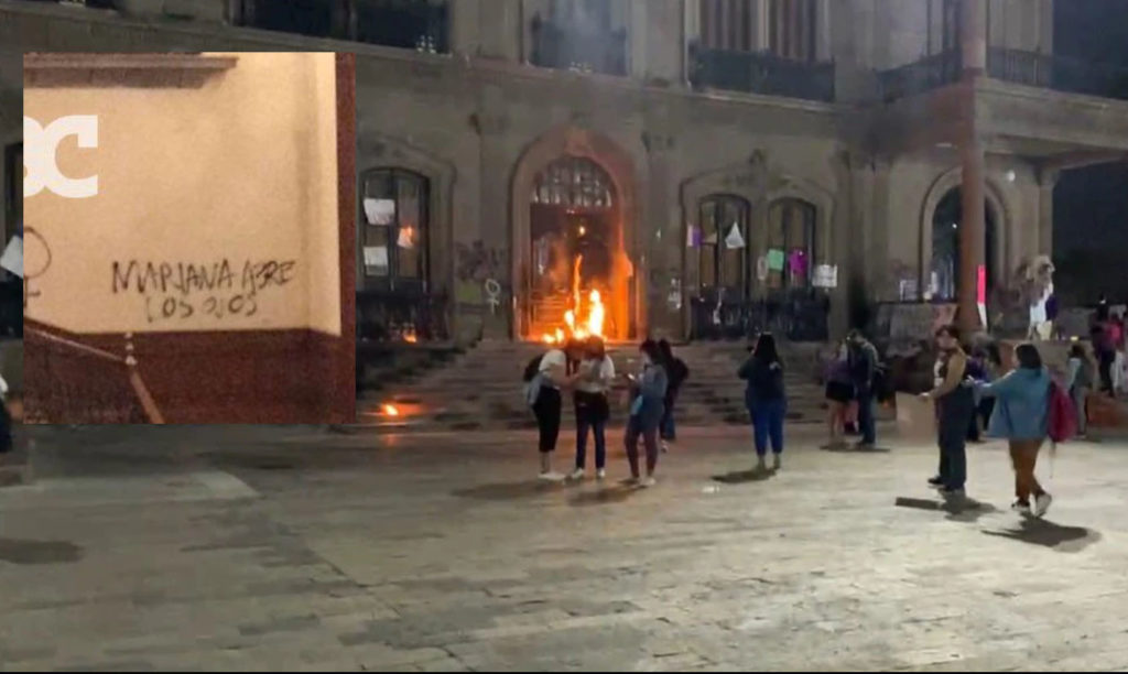 En Nuevo León, Feministas Queman Puerta De Palacio De Gobierno