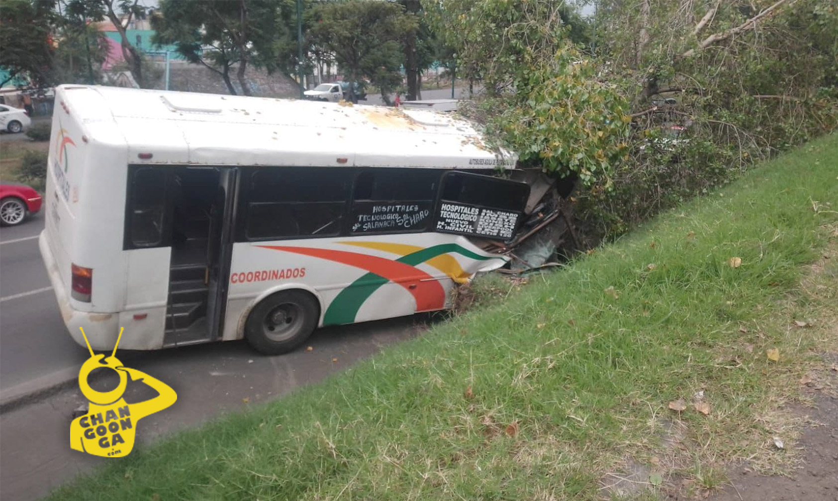 Morelia Camión Choca Contra Árbol Choca Contra Árbol En El Libramiento 6978