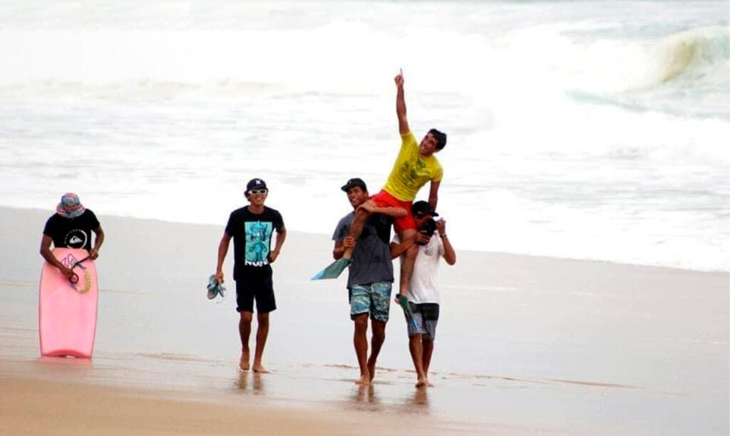 La imagen tiene un atributo ALT vacío; su nombre de archivo es 22-nov-23-Alfonso-surfista-Playa-Azul-2-1024x612.jpg